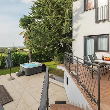 Marty With Private Pool And Jacuzzi ヴィラ