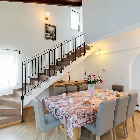 Marty With Private Pool And Jacuzzi