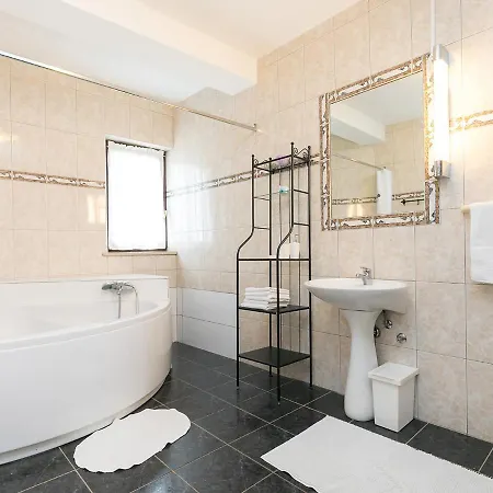 Marty With Private Pool And Jacuzzi * Rošini