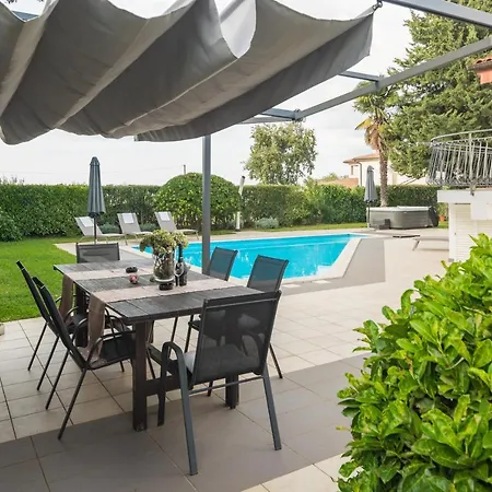 Βίλα Marty With Private Pool And Jacuzzi *