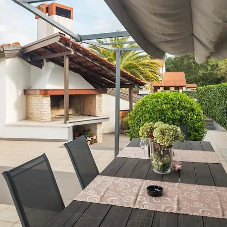 Marty With Private Pool And Jacuzzi Βίλα