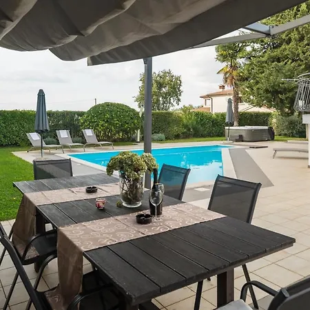 Marty With Private Pool And Jacuzzi Villa *