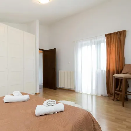 Marty With Private Pool And Jacuzzi Rosini