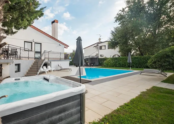 Marty With Private Pool And Jacuzzi 빌라 Rosini