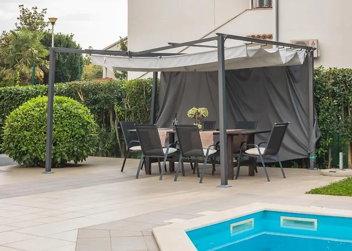 Marty With Private Pool And Jacuzzi וילה