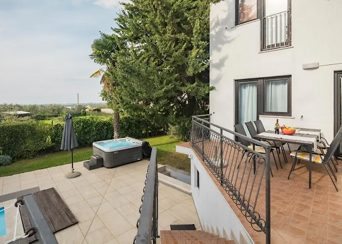 Marty With Private Pool And Jacuzzi 빌라