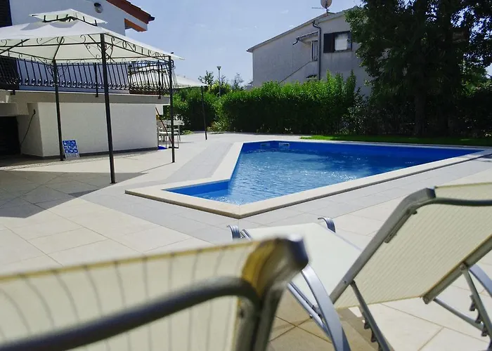 Marty With Private Pool And Jacuzzi 빌라 *