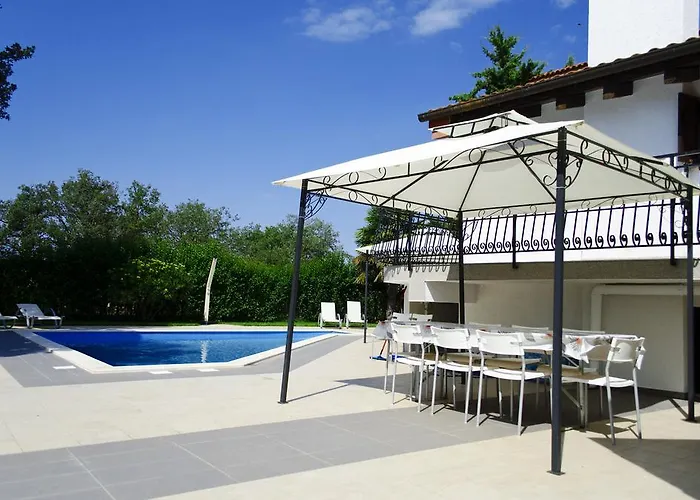 빌라 Marty With Private Pool And Jacuzzi *