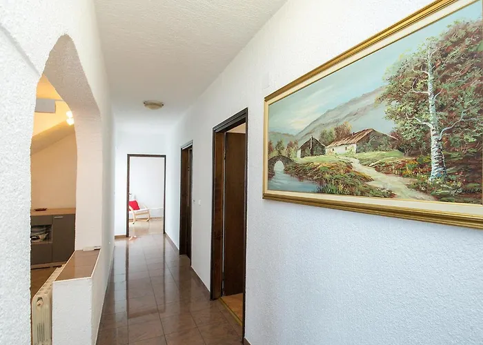 Marty With Private Pool And Jacuzzi 빌라