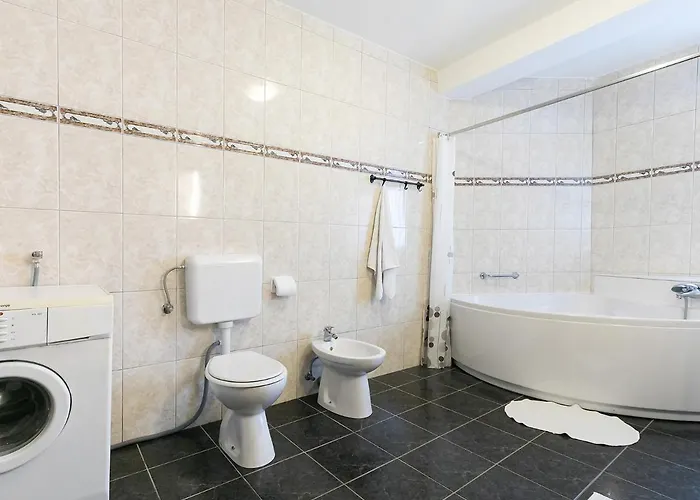 Marty With Private Pool And Jacuzzi 빌라 *