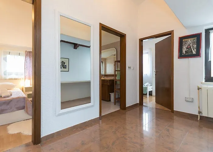 Marty With Private Pool And Jacuzzi 빌라