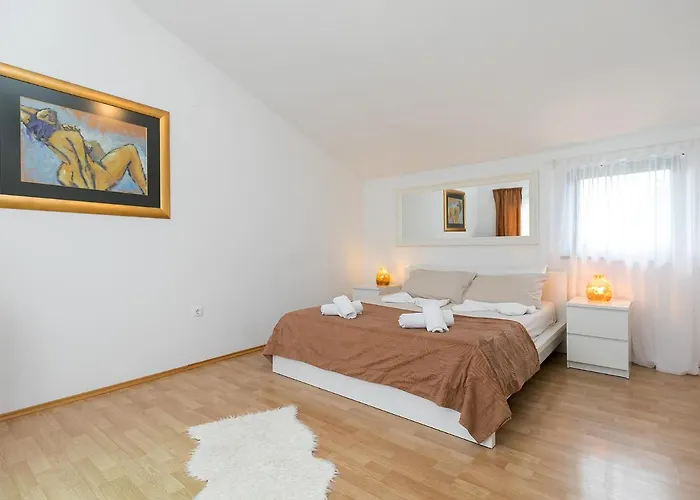 Marty With Private Pool And Jacuzzi 빌라